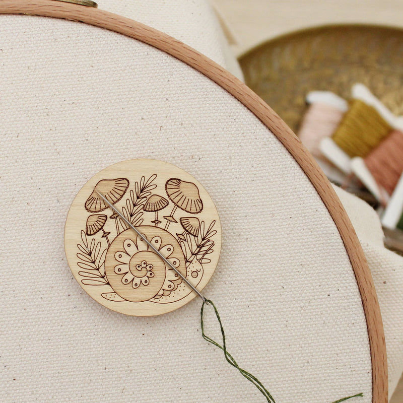 Forest snail wooden needle minder